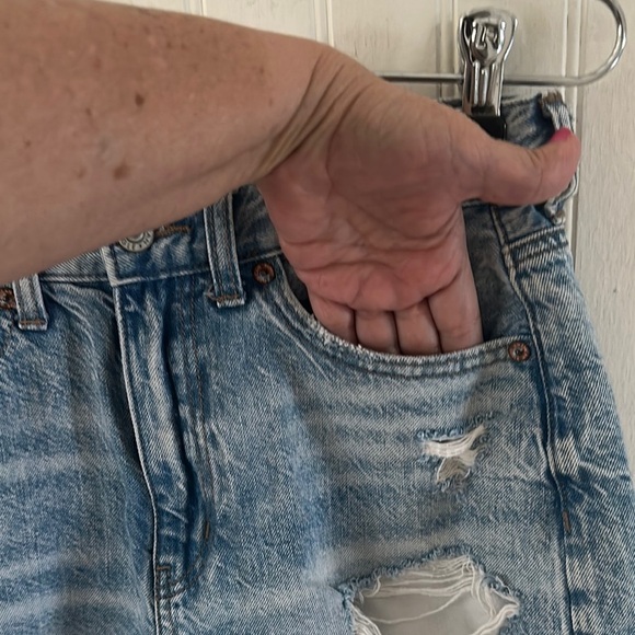 American Eagle Mom Shorts Cutoff Distressed Blue Denim Shorts sz 4 - Picture 8 of 12